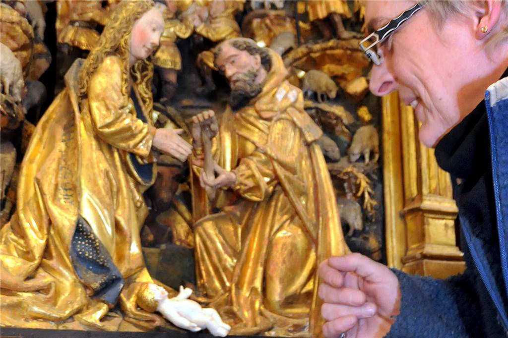 Allein bleiben das Jesuskind und die Heilige Familie in dem Antwerpener Schnitzaltar der Viktorkirche an Weihnachten.