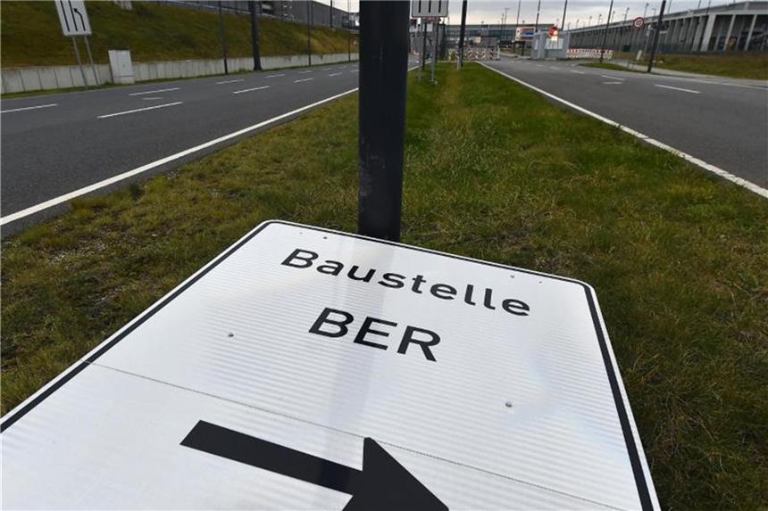Am Hauptstadtflughafen BER fehlt bis zu eine Milliarde Euro Allein die Kosten für den Baustellenbetrieb und die Einnahmeausfälle liegen bei rund 25 Millionen Euro pro Monat. Foto: Bernd Settnik