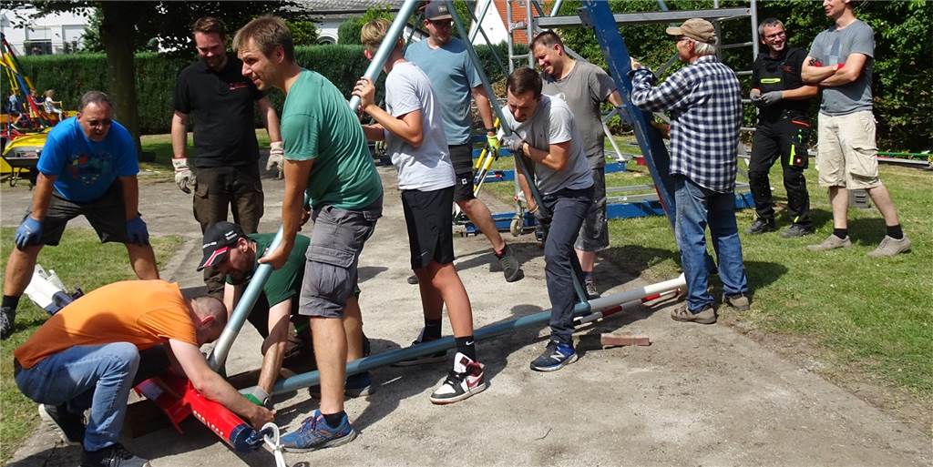 Riesige Beteiligung: 200 Helfer packen bei Frohlinder Familienfest mit an Alleine am Samstag kamen rund 40 Helfer, um den Aufbau des Frohlinder Familienfests zu stemmen. Die Vorbereitungen laufen noch bis zum kommenden Wochenende.