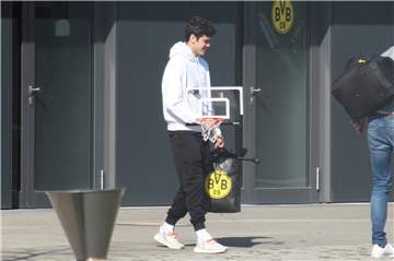 Alleine Basketball spielen? Dürfte auch BVB-Youngster Gio Reyna keinen Spaß machen.