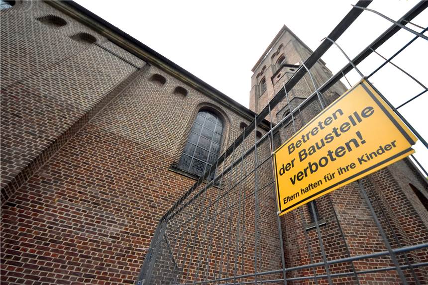 Fassade der Jakobuskirche ist saniert – Neu- und Umbau dauern noch Allerletzte Bauzaun-Reste stehen noch an der Jakobuskirche. Doch die Sanierung der Fassade ist abgeschlossen. Jetzt stehen der Neubau von Pfarrheim und Gemeindesaal an.