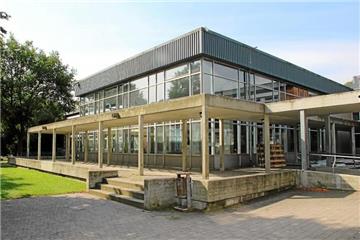 Alles andere als attraktiv präsentiert sich die alte Halle der Theodor-Fontane-Schule derzeit. Für rund eine Million Euro soll sie in eine Bürgerhalle umgewandelt werden.