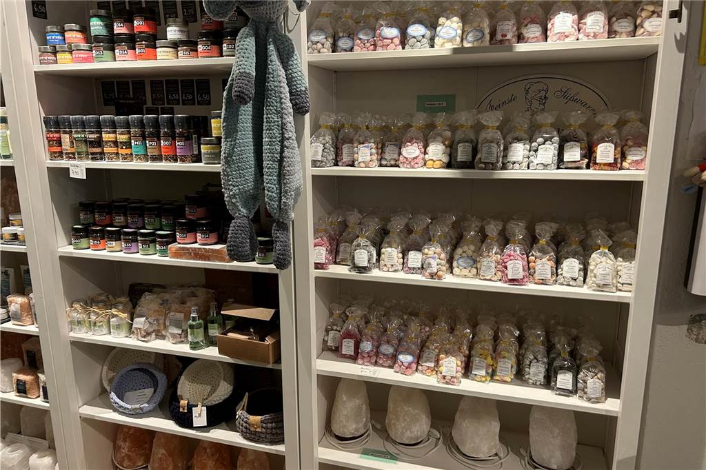 Ein heilsamer Besuch in der Legdener Salzgrotte Salz in allen Variationen und Produkten gehört auch zum Angebot.