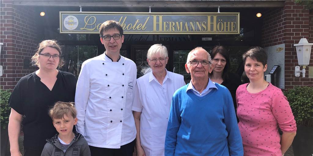Bei Hermann auf der Höhe: Von der Zollstelle zum Landhotel-Restaurant Alles Beckhaus, oder was? Die "Hermannshöhe" ist tatsächlich eine reine Familienangelegenheit. (v.l.) Britta und Andreas Beckhaus mit Sohn Hendrik, Maria und Felix Beckhaus. Daneben Dorothee (verh.Rusche) und Gabriele Beckhaus.