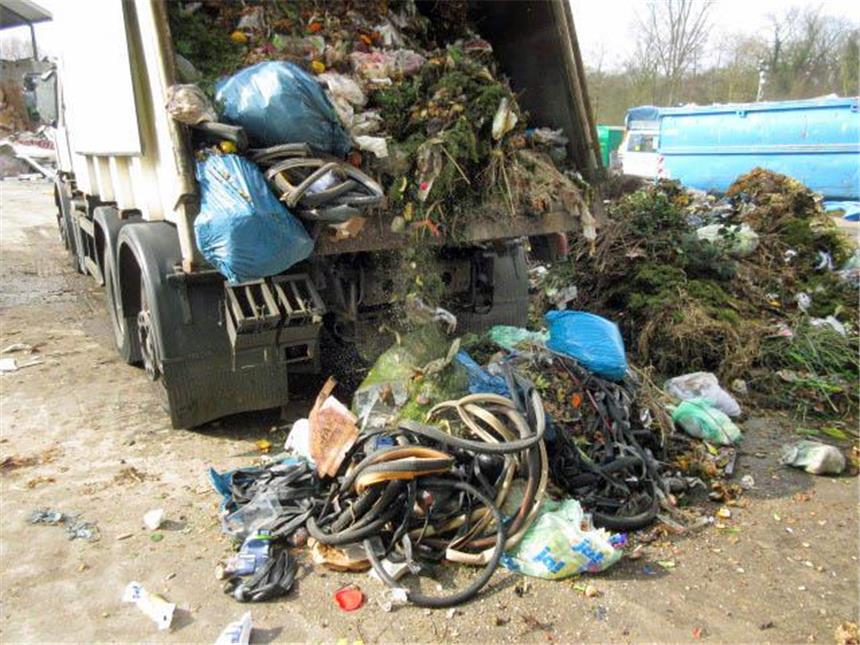 In Werne wird der Müll von jetzt an kontrolliert Alles Bio, oder was? Gefüllte Müllsäcke und Fahrradreifen fallen aus dem Biomüll-Laster. Nachsortieren ist viel zu aufwendig. Die ganze Ladung landet statt im Kompostierwerk in der zweieinhalb Mal so teuren Müllverbrennung.