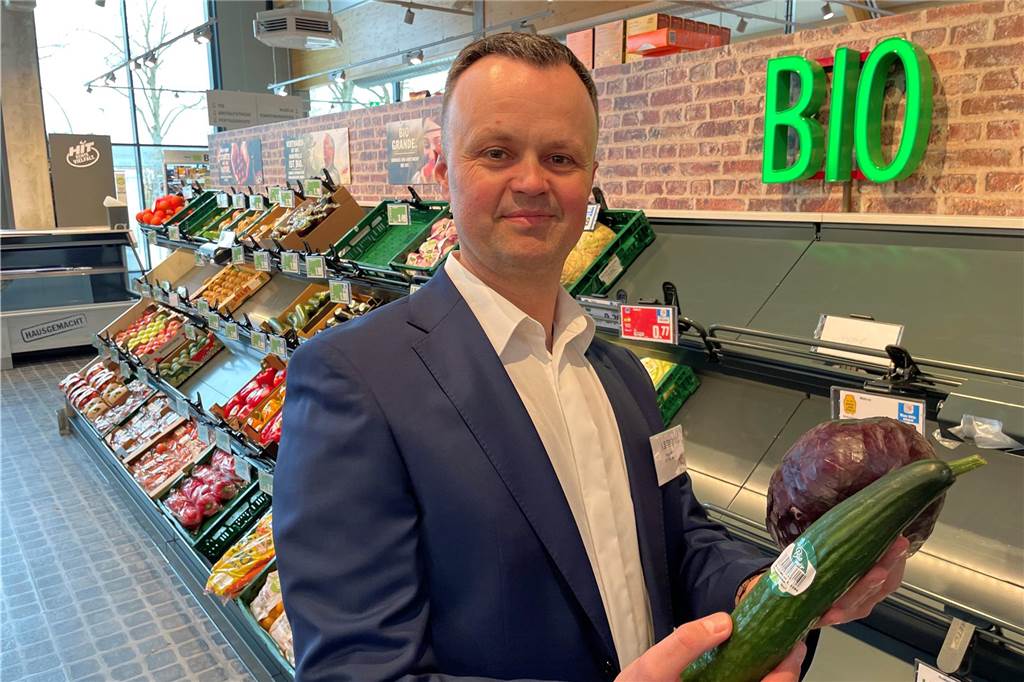 Alles Bio oder was? Tatsächlich verfügt der neue Supermarkt in Ascheberg über viele Bio-Produkte, von den Marktleiter Igor Siemens einige zeigt.