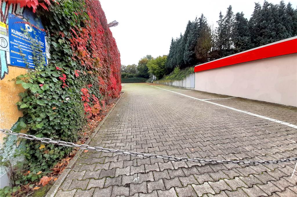 Rewe-Nachfolger an der Overgünne: Eigentümer verbreitet Zuversicht Alles dicht: Noch ist am früheren Benninghofer Rewe nichts zu sehen von einem Nachmieter.