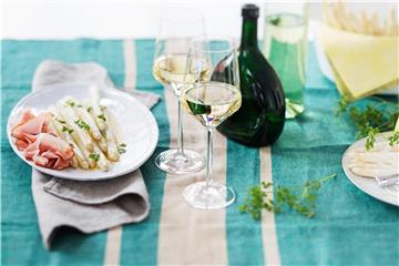 Alles eine Frage der Beilage: Gibt es zum Spargel zum Beispiel Schinken, darf auch der Wein dazu etwas kräftiger sein. Foto: Deutsches Weininstitut DWI