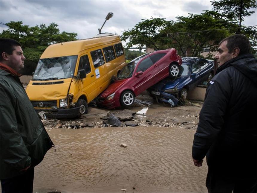 Mindestens 13 Tote bei Hochwasser in Bulgarien «Alles geschah sehr schnell - plötzlich rollte eine eineinhalb Meter hohe Flutwelle», berichteten Bewohner. Foto: Stringer