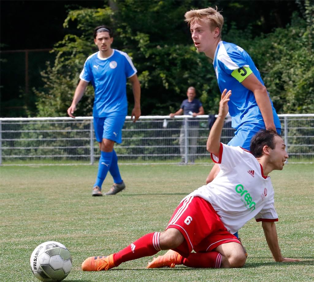 Dortmunder U19-Spieler lehnt Angebot aus der Senioren-Oberliga ab Alles im Griff: Jannik Urban mit der Kapitänsbinde im Testspiel gegen den SV Brackel.