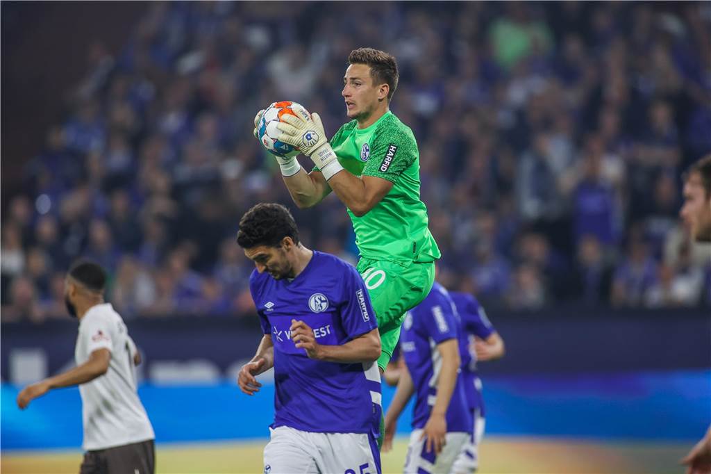 Europa-Tournee des Schalker Aufstiegstorhüters geht weiter 07.05.2022, Fussball, Saison 2021/2022, 2. Bundesliga, 33. Spieltag, FC Schalke 04 - FC St. Pauli, Martin Fraisl (FC Schalke 04) Foto: Tim Rehbein/RHR-FOTO