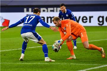 Alles im Griff: Ralf Fährmann war gegen Augsburg bester Schalker. Macht es der Schalker Torhüter dem Jahrhundert-Keeper Norbert Nigbur nach und geht mit in die Zweite Liga?