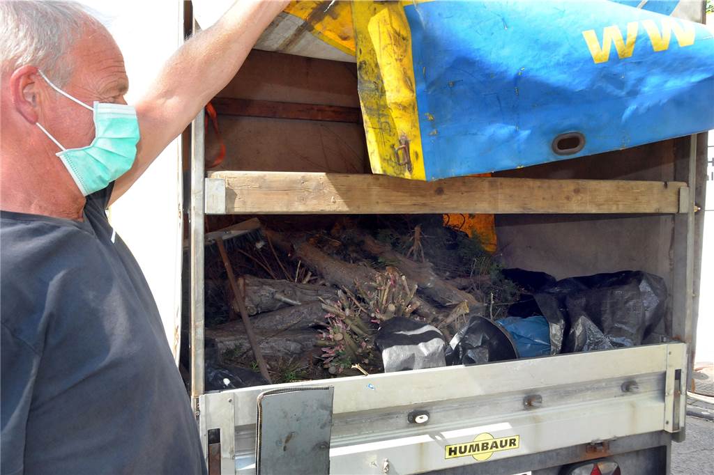 Wertstoffhof nimmt nur Grünschnitt an: Wohin mit Sperrmüll und Schutt? Alles in Ordnung: Vor der Einfahrt wird geprüft, ob sich unter der Anhängerplane wirklich nur Grünschnitt befindet. Die Plastiksäcke müssen entleert werden.
