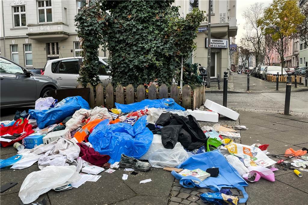 Alles ist Sperrmüll? Nein, auch in der Nordstadt ließen die EDG-Mitarbeiter anderen Müll liegen, den Anwohner ebenfalls dazugelegt hatten.