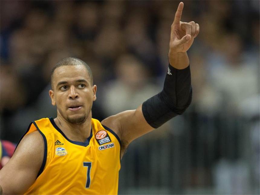 ALBA gewinnt sensationell gegen Barcelona Alles klar: Alex King ist mit den Albatrossen Herr in der Halle. Foto: Lukas Schulze