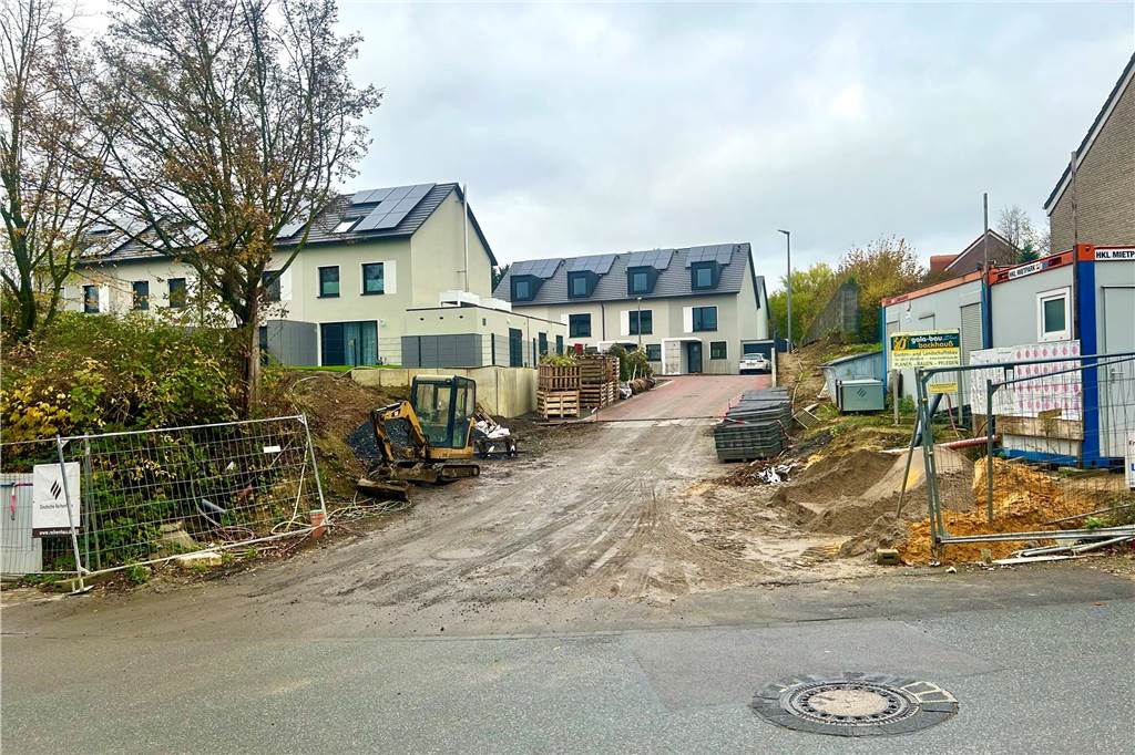 Noch elf Meter Straße: Neue Westviertel-Siedlung auf der Zielgeraden Blick von der Bert-Brecht-Straße in die vermeintliche Baustelle der Siedlung „Im Westviertel“.