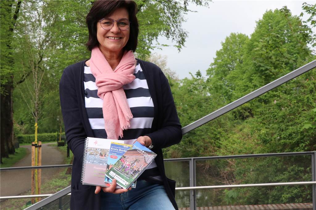 Radeln nach Zahlen: Knotenpunktnetz wird bis zu den Sommerferien fertig Alles schon im Knotenpunktsystem: Karin Otto präsentiert die Karten der lokalen NaturTour, der Flamingoroute und die kreisweite Radwanderkarte des Bielefelder Verlags.