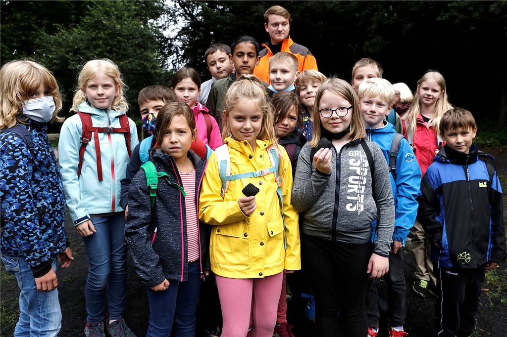 Halterner Schüler in der Haard: „Der Wald ist gut für den Klimaschutz“ Alles über Holzkohle lernte die Klasse 4a der Heideschule an der ersten Station, dem Holzkohlemeiler, bei Ranger Mika Kowall.