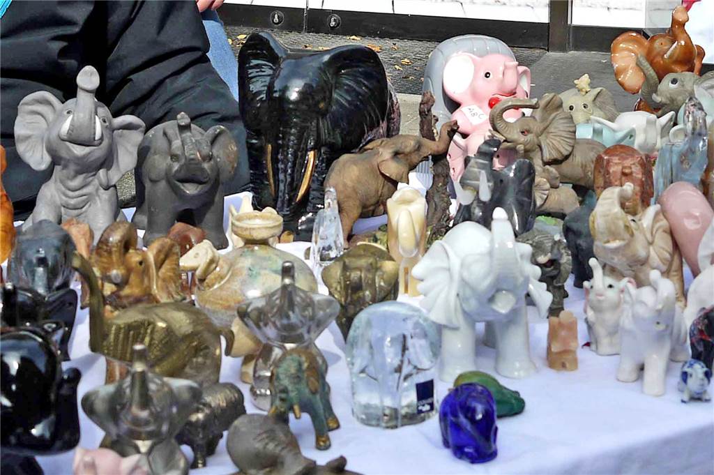 Werner Familienflohmarkt 2018: Auf der Suche nach dem Koffer aus „Eat Pray Love“ Alles voller Elefanten: Manche Stände erzählen von der besonderen Sammelleidenschaft der Menschen.