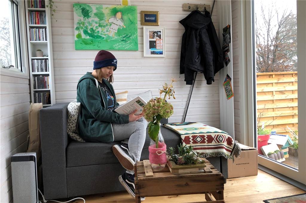 Alles was ein Wohnzimmer braucht: Hier liest Kathi Wilmer gerne ein Buch oder übt auf dem Saxofon.