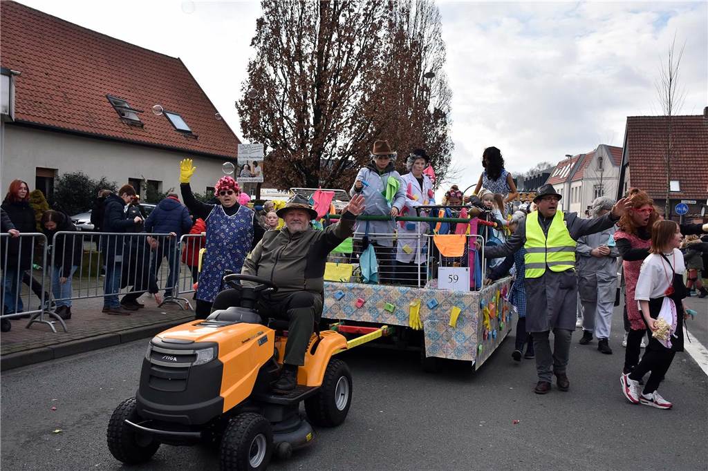 Neue Auflagen für Narren: Alle Wagen brauchen Betriebserlaubnis Alles, was schneller ist als sechs Stundenkilometer und alle Anhänger, auf denen Menschen mitfahren, brauchen eine eigene Betriebserlaubnis. Das NRW-Verkehrsministerium will so eine durchgängige Dokumentation ermöglichen.