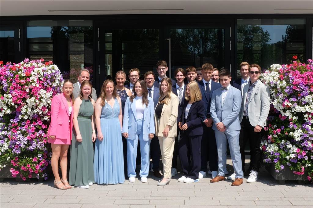 Berufskolleg für Wirtschaft: Abiturientia sammelt neue Erfahrungen Allgemeine Hochschulreife Klasse 13 A (Wirtschaftsgymnasium) : Michel Adler, Niclas Ahuis, Michele Behm, Vivien Benölken, Benedikt Börsting, Anna Brecklinghaus, Anna Bruns, Imke Göckemeyer, Carla Große Hündfeld, Gerrit Hartmann, Pia Könning, Philip Kruthoff, Ellen Nayda, Alexander Söbbing, Viktor Söbbing, Robin Strotmann, Theo Terhalle, Theo Weddewer