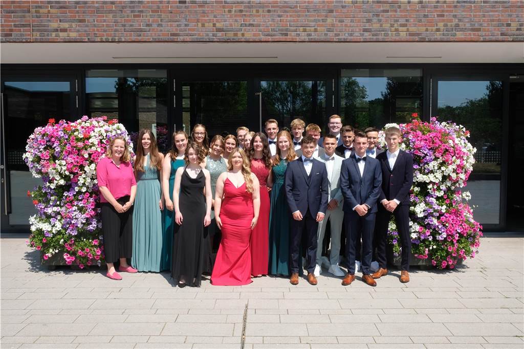 Berufskolleg für Wirtschaft: Abiturientia sammelt neue Erfahrungen Allgemeine Hochschulreife Klasse 13 B (Wirtschaftsgymnasium): Lasse Brüning, Jan de Wolf, Maja Effing, Joris Eißing, Elfi Geling, Ole Hartmann, Nick Hasslöver, Viktoria Hummert, Lara Kappelhoff, Franziska Lange, Daniel Möllers, Hannes Piegel, Jannis Pieper, Joelina Popp, Lennart Sasse, Bernd Schlichtmann, Jan Terliesner, Laura Wenker, Alina Wenning