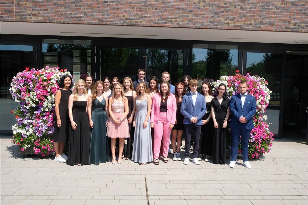 Berufskolleg für Wirtschaft: Abiturientia sammelt neue Erfahrungen Allgemeine Hochschulreife Klasse 13 C (Wirtschaftsgymnasium): Jule Alfert, Emma Alfert, Kristine Antrobus, Julia Effing, Klara Helmich, Arno Kemper, Chantal Knollmann (FHR), Enya Kobold, Alina Probst, Lennard Reißig, Thayse Marie Rogalsky, Sophie Scheffner, Rene Sibbing, Florian Tenbrink, Johannes Terbrack, Hannah Warlier, Lilly Wedmann, Hanna Wolters