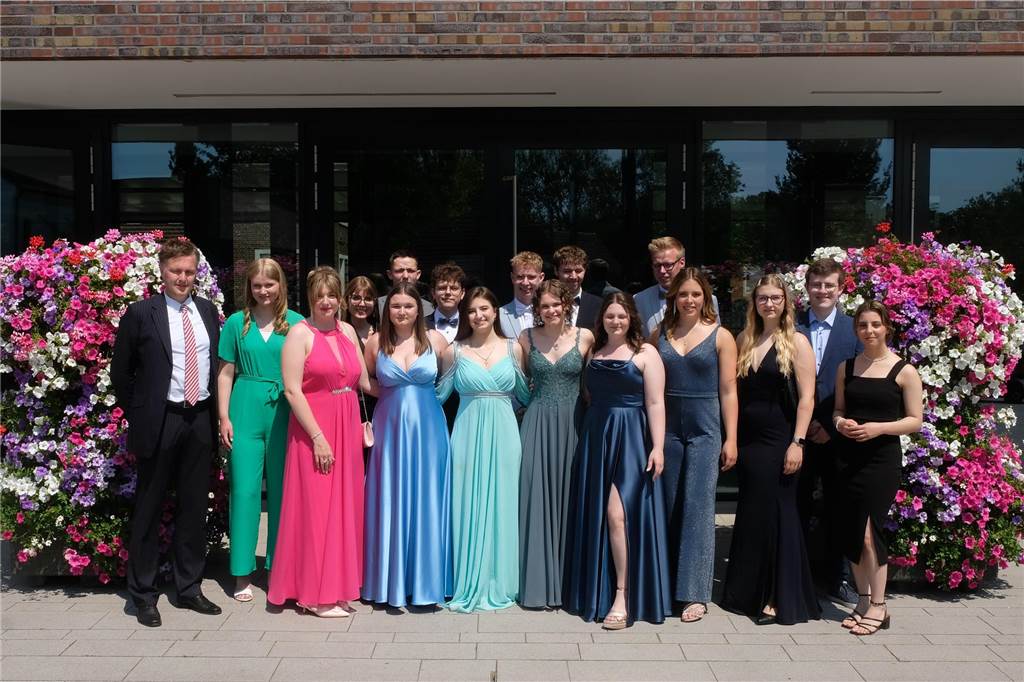 Berufskolleg für Wirtschaft: Abiturientia sammelt neue Erfahrungen Allgemeine Hochschulreife Klasse 13 D (Wirtschaftsgymnasium): Michelle Abrams, Maria Al Azrak, Daliya Arici, Florian Backhusen, Andre Brügger, Lara Bukelo, Annalile Gustin, Leopold Helmich, Jule Hestert, Jana Isferding, Simon Kuczwalska, Julia Matutuszewska, Anna Riethig, Alisa Saker, Mia Sommer, Julia Szmyt, Henrike Vogt, Jonas Wälter, Tim Wieling