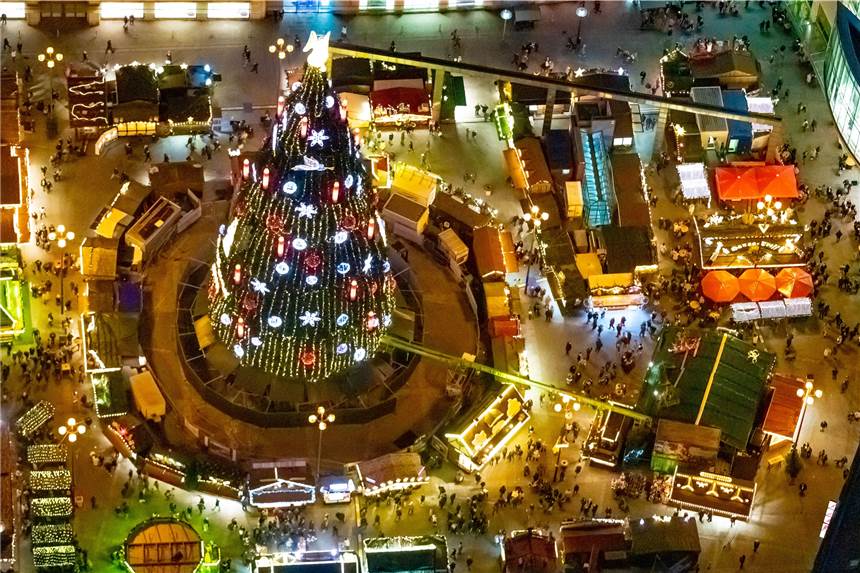 Wie stehen die Chancen für den Dortmunder Weihnachtsmarkt 2020? Alljährlich ein Höhepunkt im Dortmunder Kalender: Der Weihnachtsmarkt rund um den Hansamarkt mit dem größten Weihnachtsbaum der Welt (Archivbild).