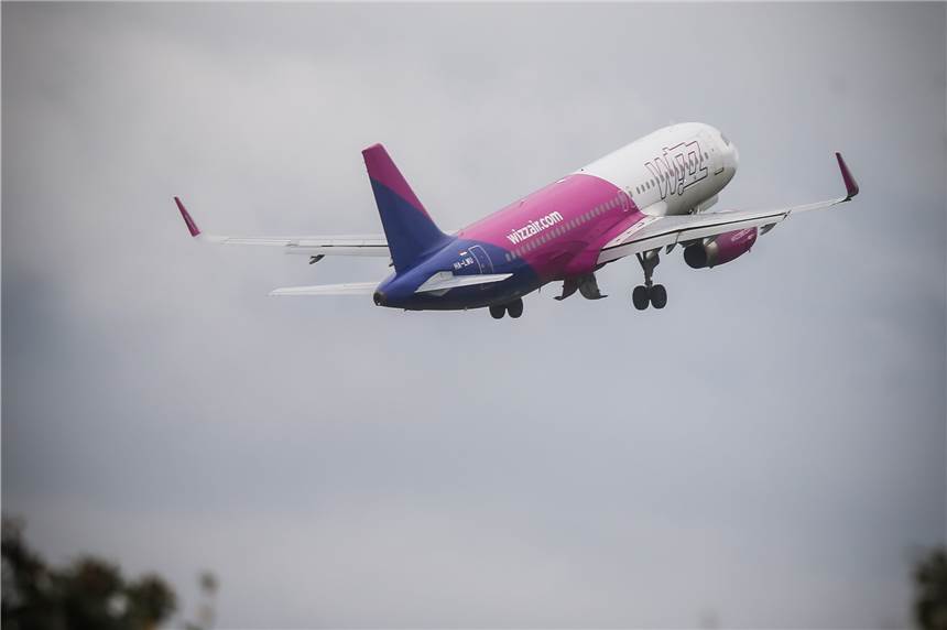 Fluggastzahlen stürzen ab - 57 Prozent weniger Passagiere am Airport Allmählich heben wieder mehr Flieger wieder ab: Ab August stationiert Wizz Air drei Flugzeuge am Dortmunder Flughafen.