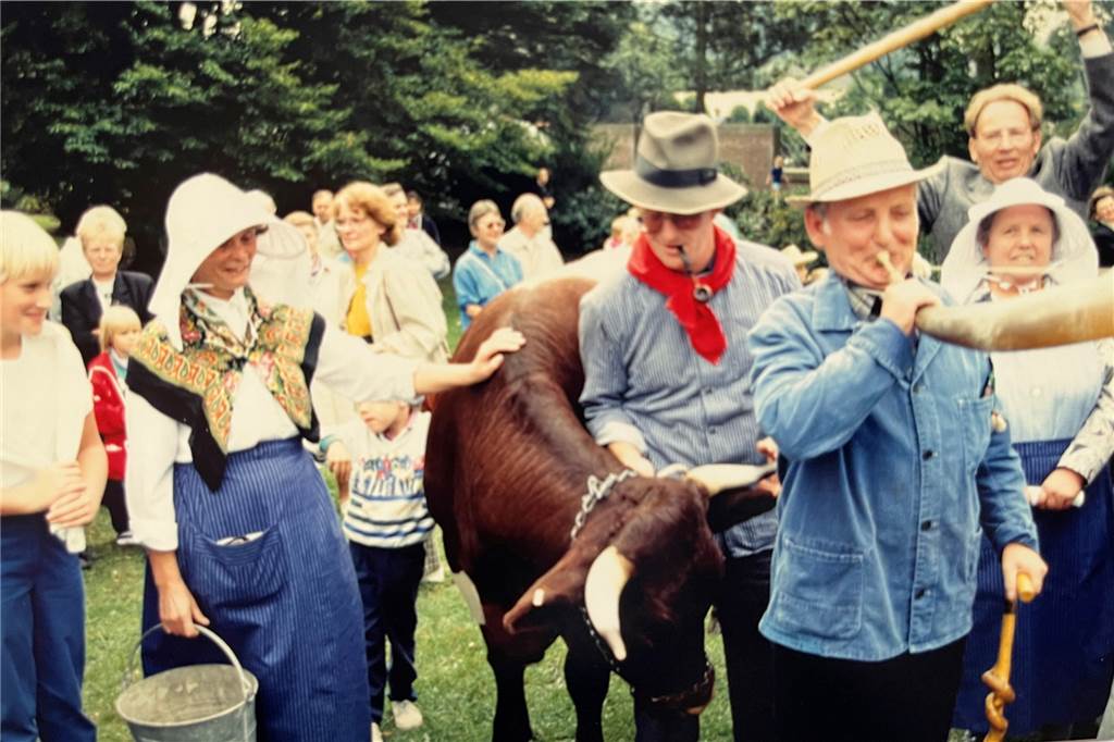 Geschenk zum Stadtjubiläum: Halterns erste Kuh, die keine Milch gibt Kühe wurden aufgetrieben, Frauen kam in bäuerlicher Tracht mit Melkschemel und Kuhhirte Franz Schulte.
