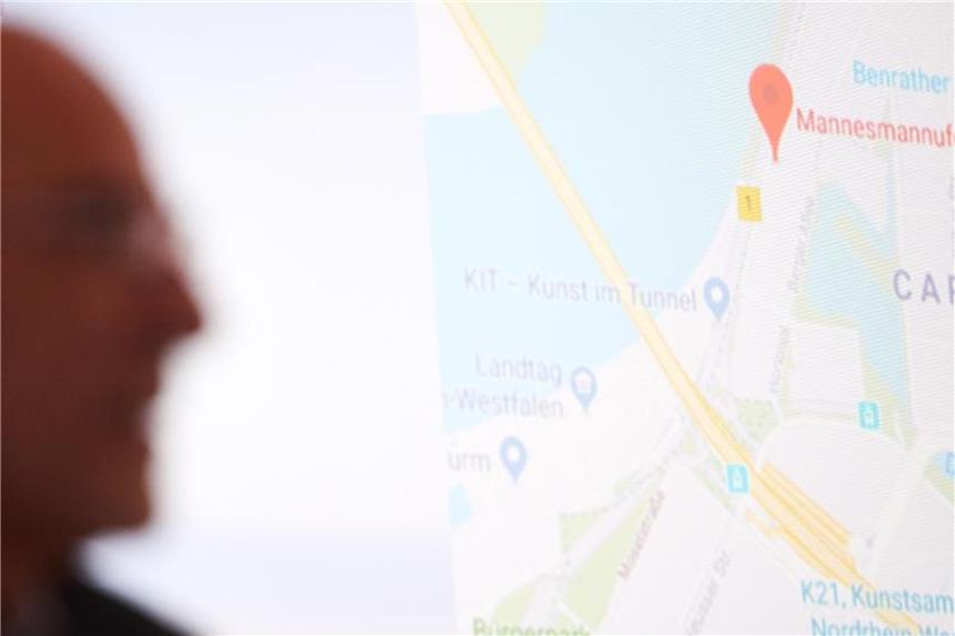 Alltours will neue Firmenzentrale in Düsseldorf bauen Alltours Inhaber Verhuven spricht auf einer Pressekonferenz vor dem zukünftige Standort der Firmenzentrale. Foto: Bernd Thissen/aktuell