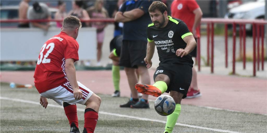 Neuer Trainer von Arminia Ickern im Video nach 4:1-Sieg: „Das geht noch besser“ Almir Alic von Arminia Ickern spielt einen Ball.
