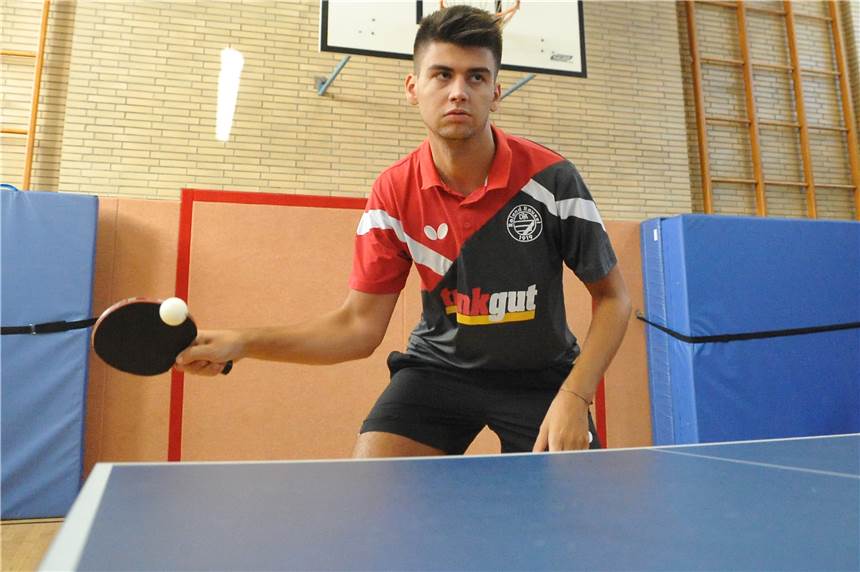 Almir Duratovic und Karo Ali ermöglichen Rauxels vierten Saisonsieg Almir Duratovic war eine sichere Bank für Roland Rauxels Landesliga-Mannschaft. Beim TuS Rahm gewann er im unteren Paarkreuz beide Einzel - ebenso Karo Ali.