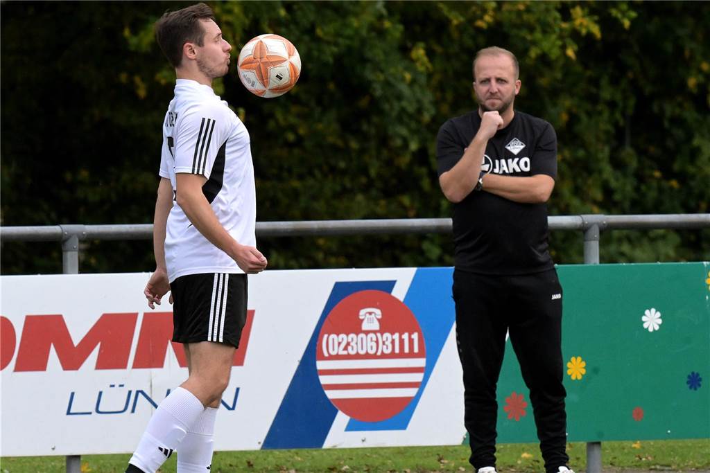 VfB Lünen steht kurz vor dem Klassenerhalt in der Kreisliga A Almir Halilovic am Seitenrand.