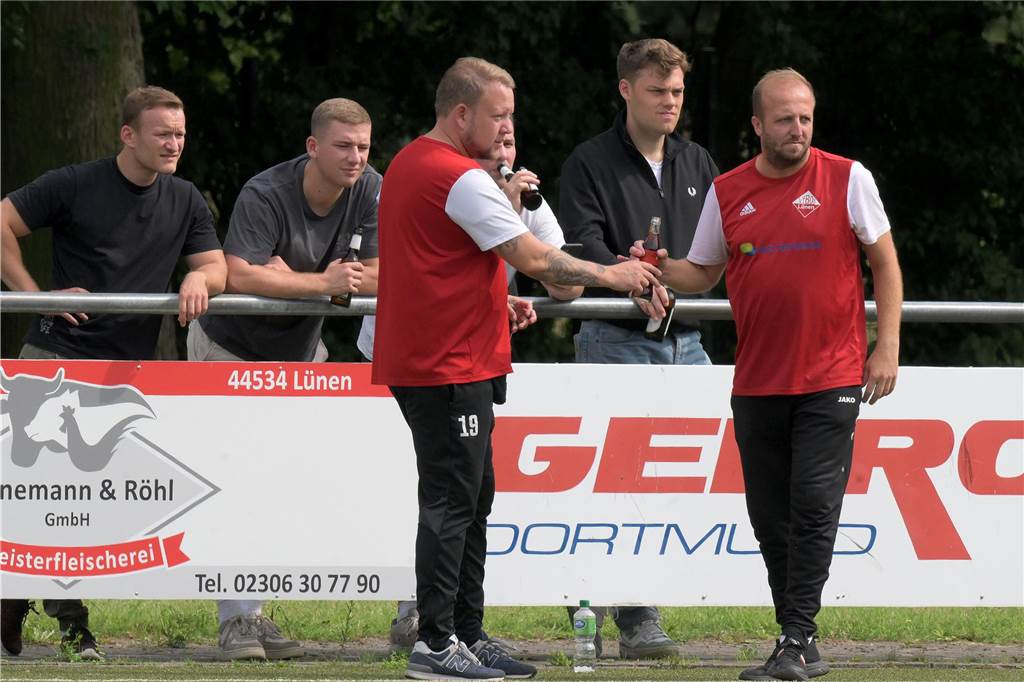 VfB Lünen denkt über Rückzug nach: Zwei Spieler verlassen den Verein Almir Halilovic steht am Spielfeldrand.
