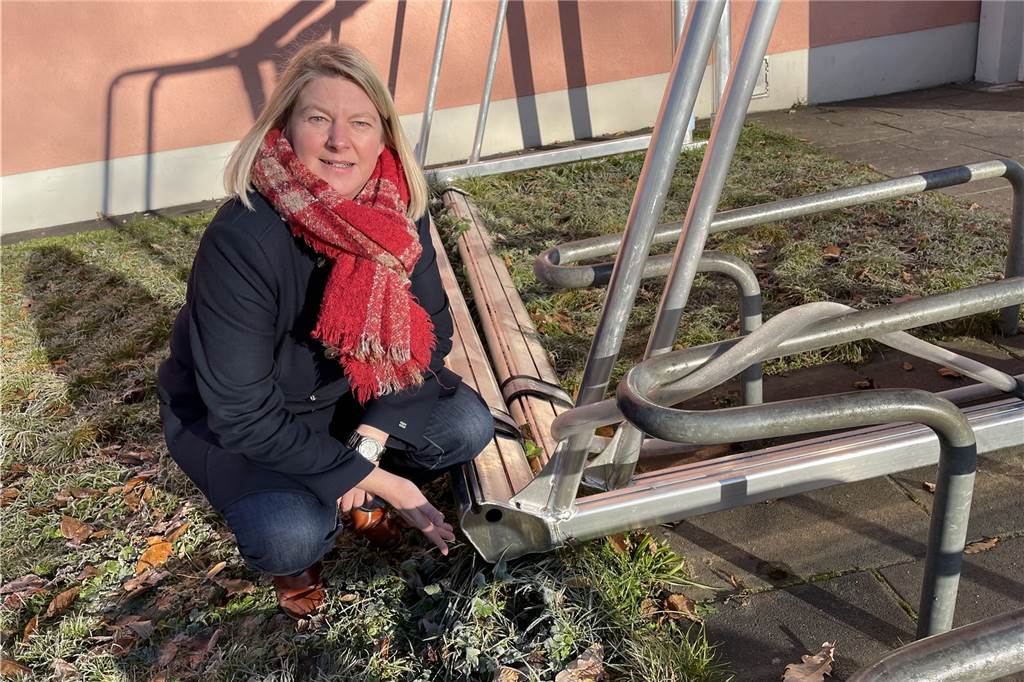 Hangeney-Grundschule wartet seit Monaten auf Einbau ihrer Fußball-Tore Rektorin Almuth Grau von der Haneney-Grundschule zeigt, wo der Quarzsand in die Tore eingefüllt werden muss.