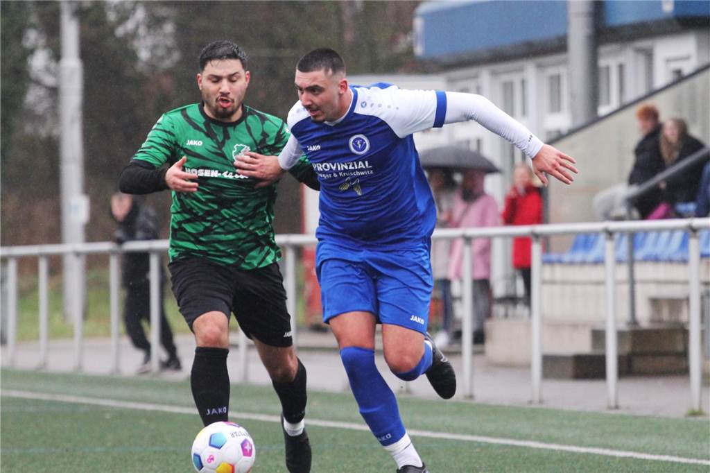 SV Altendorf verliert das Topspiel: SuS Hervest in Marl chancenlos Alaprslan Arik und Enes Erenoglu im Zweikampf