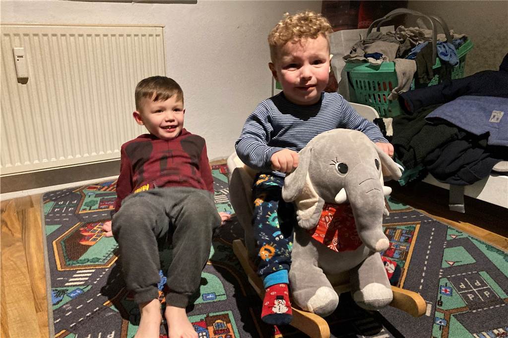 Störung des Hausfriedens: Fünfköpfige Familie muss aus LEG-Wohnung Zwei kleinen Jungen auf einem Autospielteppich in einer Wohnung, einer der beiden sitzt in einem Schaukel-Elefant.