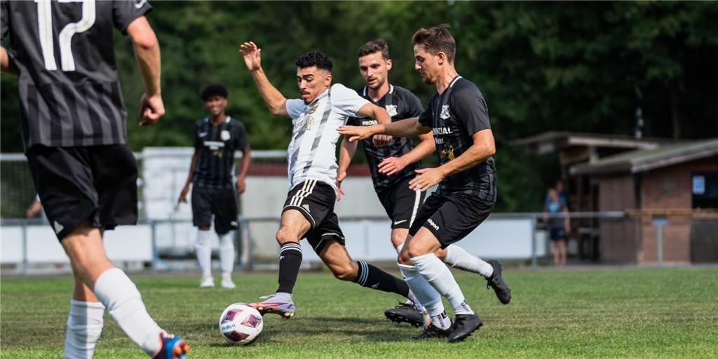 Wildes Torspektakel: Eintracht Werne besiegt SV SW Frömern mit 6:4 Alper Lafci (in weiß) sorgte für die Siegtreffer für Eintracht Werne gegen den SV SW Frömern.