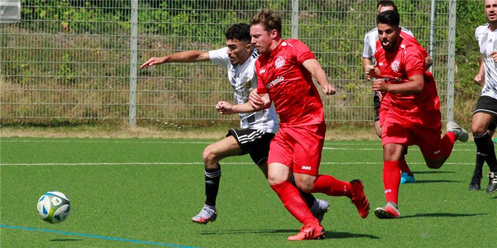FC TuRa Bergkamen besiegt Eintracht Werne klar - Schöner Kavakbasi-Lupfer reicht nicht Alper Lafci (l.) und Eintracht Werne verloren mit 2:5 gegen TuRa Bergkamen.