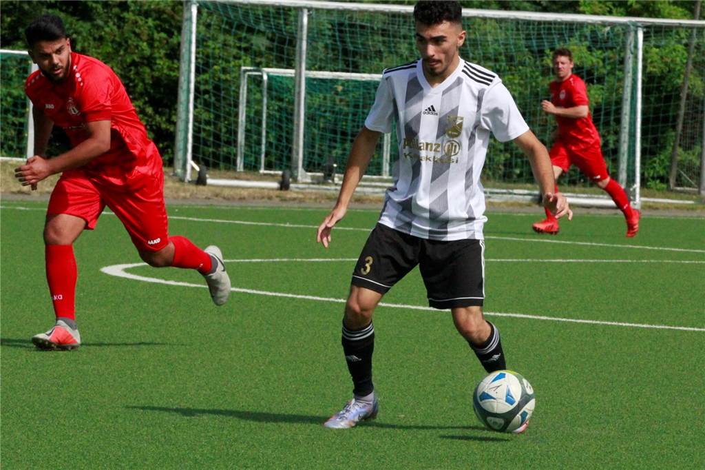 Werner Rückkehrer mit Kampfansage an Liga-Konkurrenz Alper Lafci (r.) erzielte beim 8:0 gegen Lohauserholz-Daberg ebenfalls drei Tore.