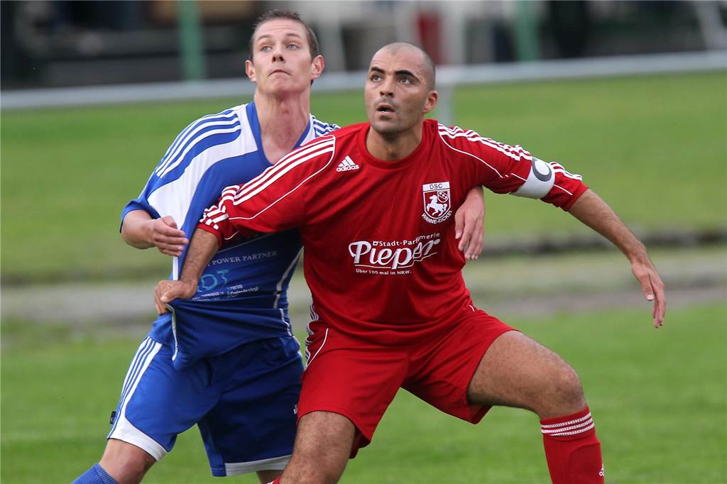 Zouhair Allali ist seit drei Jahren Trainer in Coesfeld - kommt er zurück ins Ruhrgebiet? Als aktiver Fußballer war Zouhair Allali (r) auch für den DSC Wanne am Ball - wie hier im Kreispokalspiel gegen Rafael Schmieja vom VfB Habinhghorst.