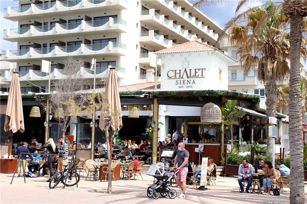 Mallorca trotz Corona: Paare und Radfahrer statt Party-Touristen Als am Sonntag die Sonne endlich scheint, füllen sich die Terrassen vor den geöffneten Cafès dann doch - vor allem mit Familien und Paaren.