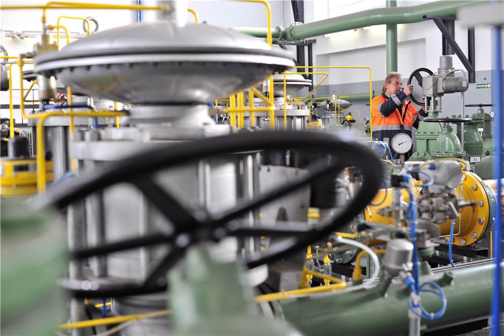 Omikron-Welle: Welche Corona-Notfallpläne gibt es in Dortmund? Als Anbieter von Strom, Gas und Wasser gehört DEW21 zur „kritischen Infrastruktur“. Der Betrieb - wie etwa hier in der Regelanlage für die Gasversorgung - muss gewährleistet sein. Ein Krisen- und Notfallmanagement ist bereits eingerichtet.