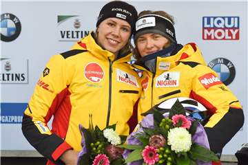 Als Anschieberin hatte die Schwerinerin Kira Lipperheide (l) ihren Anteil daran, dass der Bob mit Pilotin Stephanie Schneider den Weltcup in Winterberg gewann.