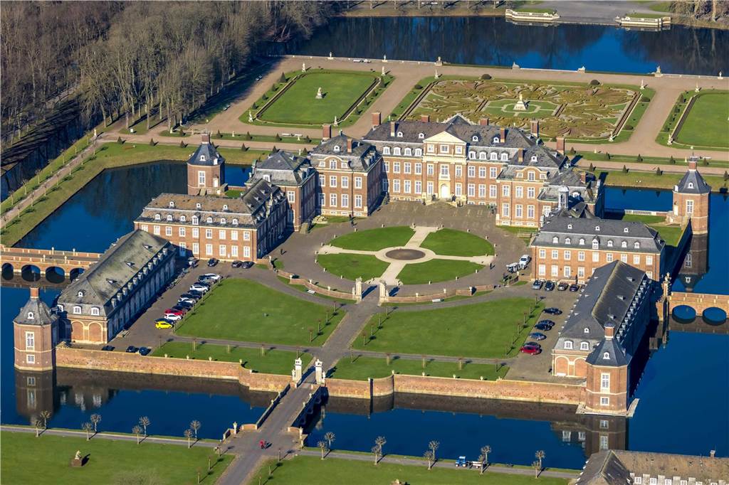 Die barocke Schlossanlage in Nordkirchen aus der Luft betrachtet.