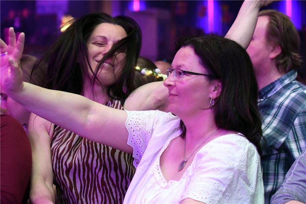 Als bei der Solidarfonds-Schlagerparty Chris Andrews auf die Bühne stieg, war der Jubel bei den Gästen in der Halle groß.