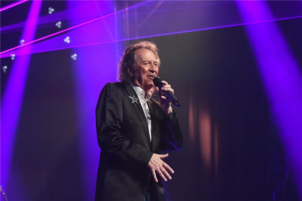 Als bei der Solidarfonds-Schlagerparty Chris Andrews auf die Bühne stieg, war der Jubel bei den Gästen in der Halle groß.